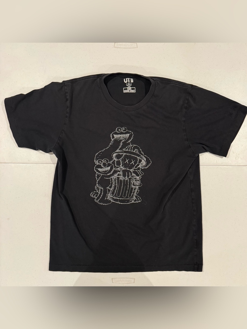 Kaws x Sesame Street t shirt size medium UNIQLO